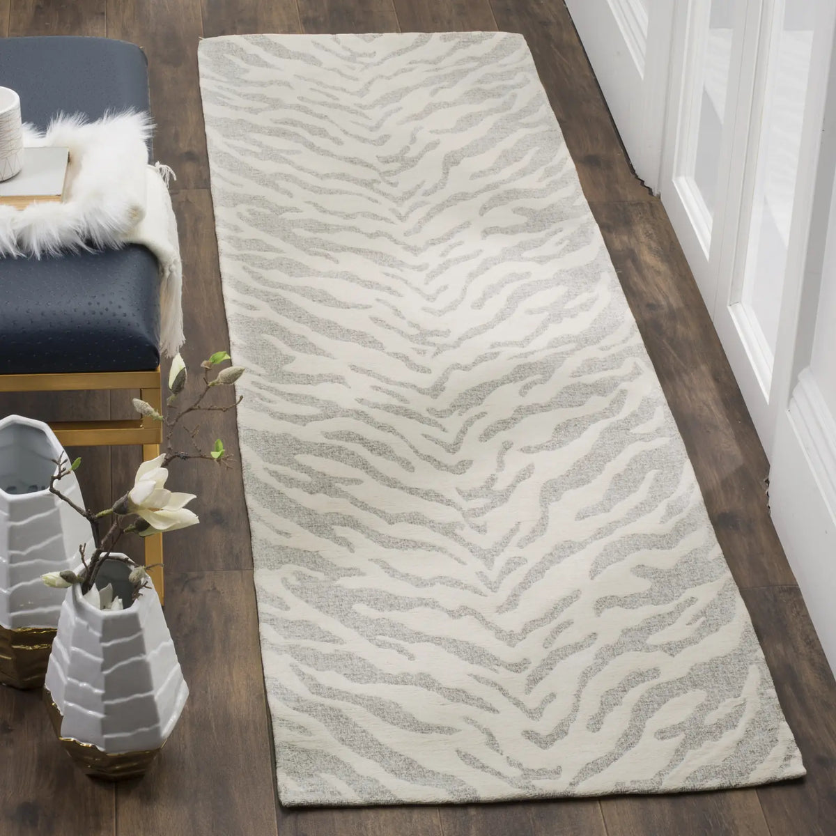 Safavieh Marbella 2'-3" x 6'-0" Rug in Light Grey / Ivory