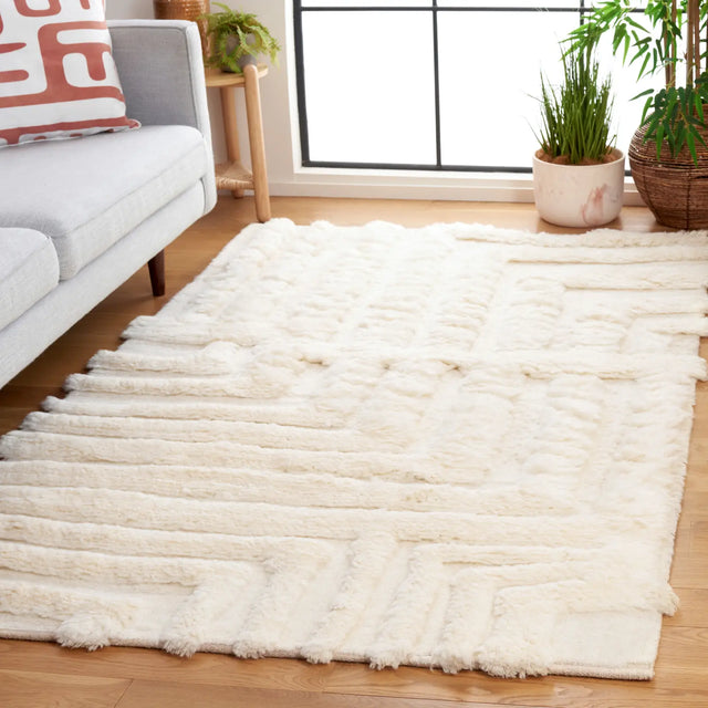 Safavieh Casablanca 4'-0" x 6'-0" Rug in Ivory