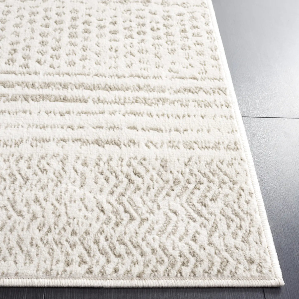 Safavieh Pyramid 4'-5" x 6'-5" Rug in Ivory / Grey