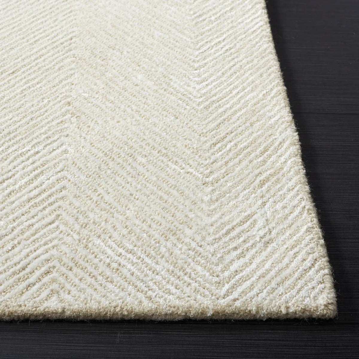Safavieh Soho 4'-0" x 6'-0" Rug in Ivory / Beige