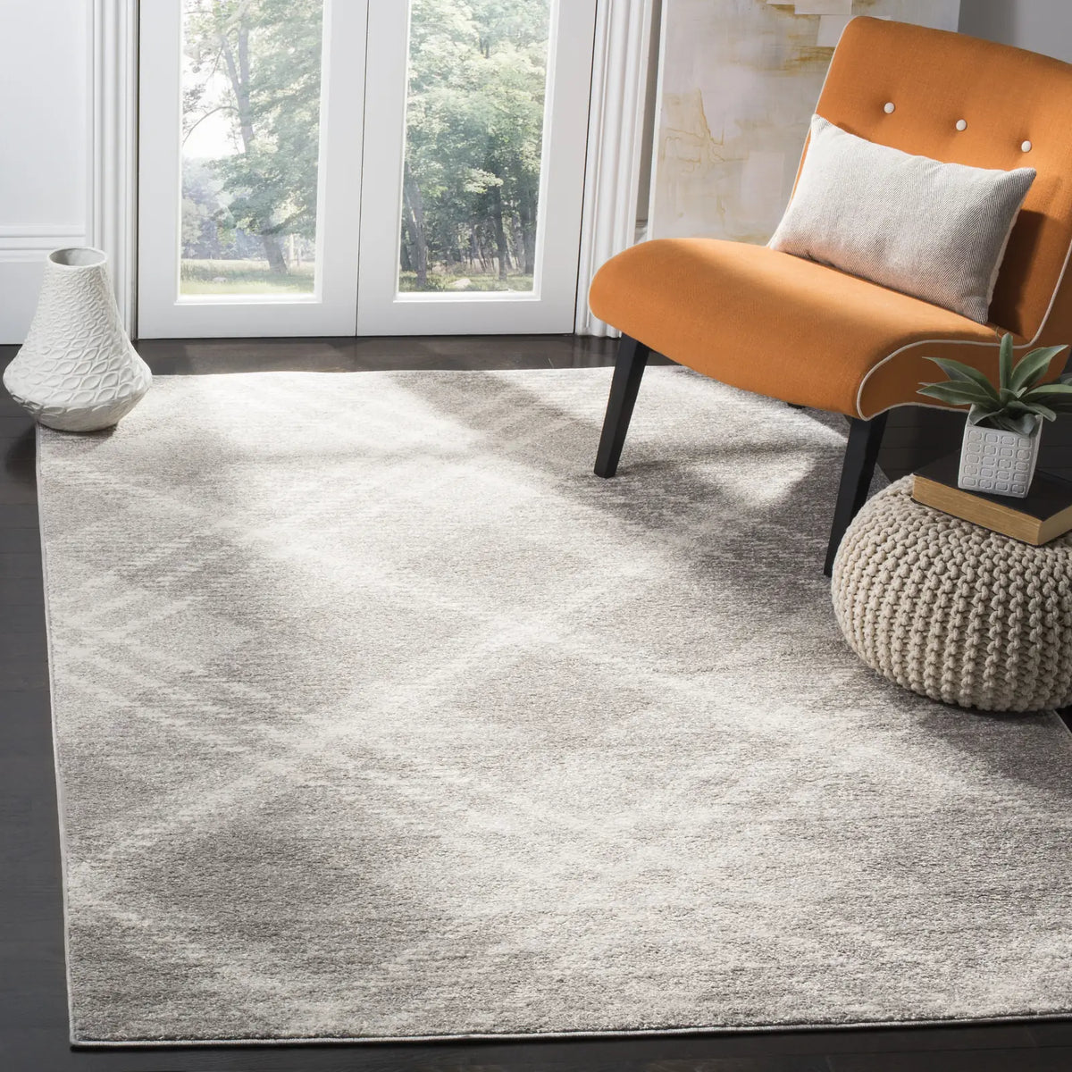 Safavieh Adirondack 4'-0" x 6'-0" Rug in Light Grey / Ivory