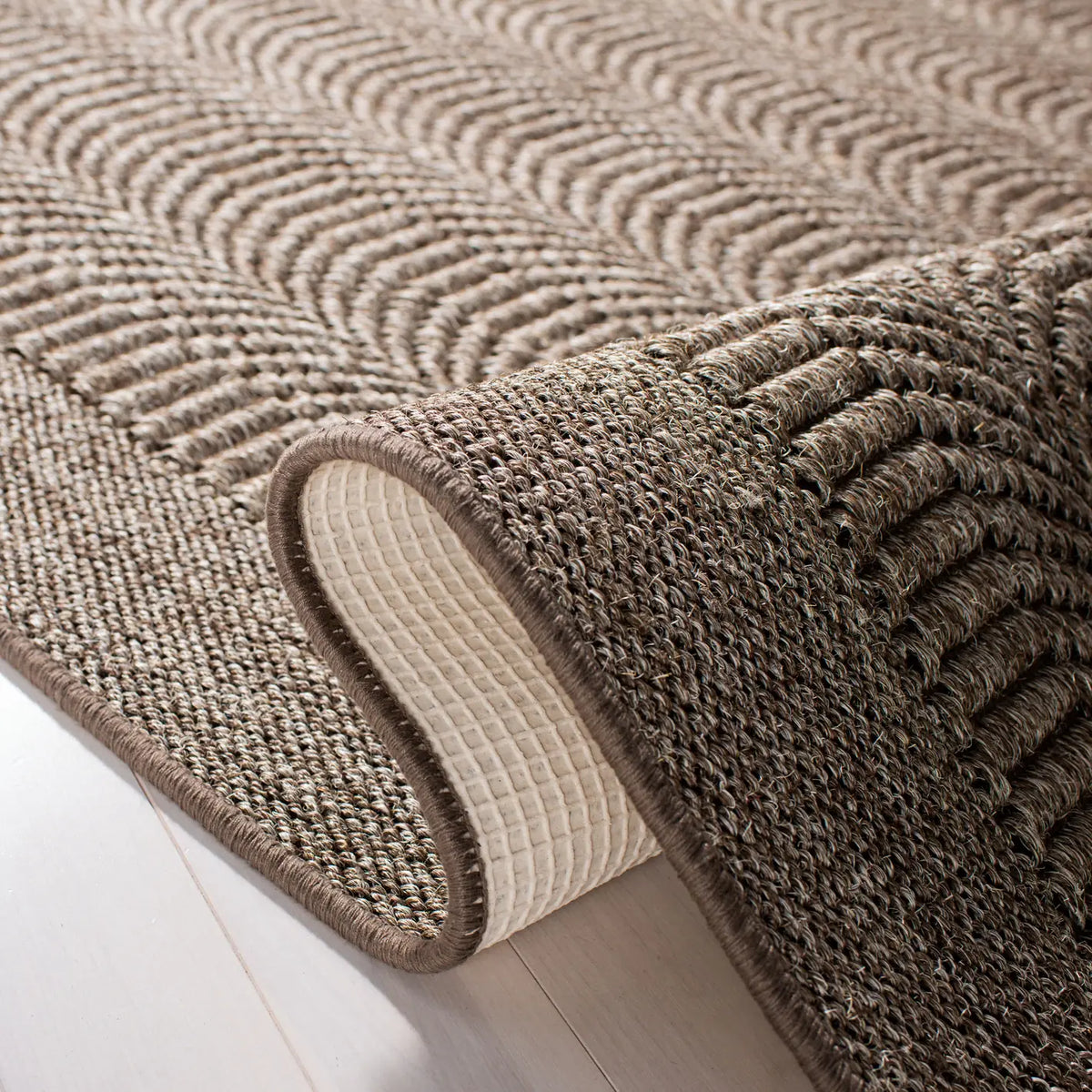 Safavieh Palm Beach 4'-0" x 6'-0" Rug in Silver