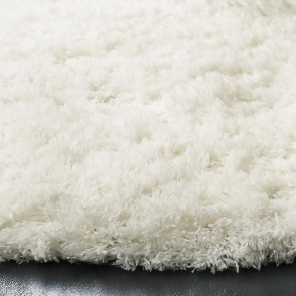 Safavieh Polar Shag 5'-1" x 5'-1" Rug in White