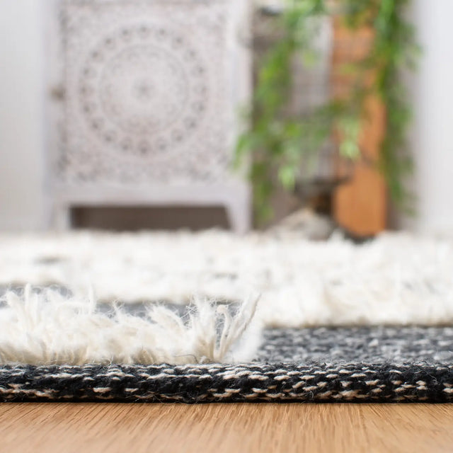 Safavieh Striped Kilim 4'-0" x 6'-0" Rug in Black / Ivory