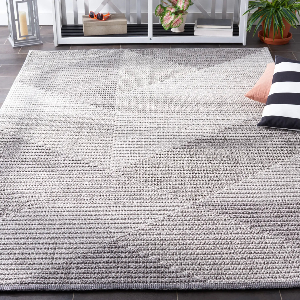 Safavieh Global 4'-0" x 6'-0" Rug in Light Grey / Grey