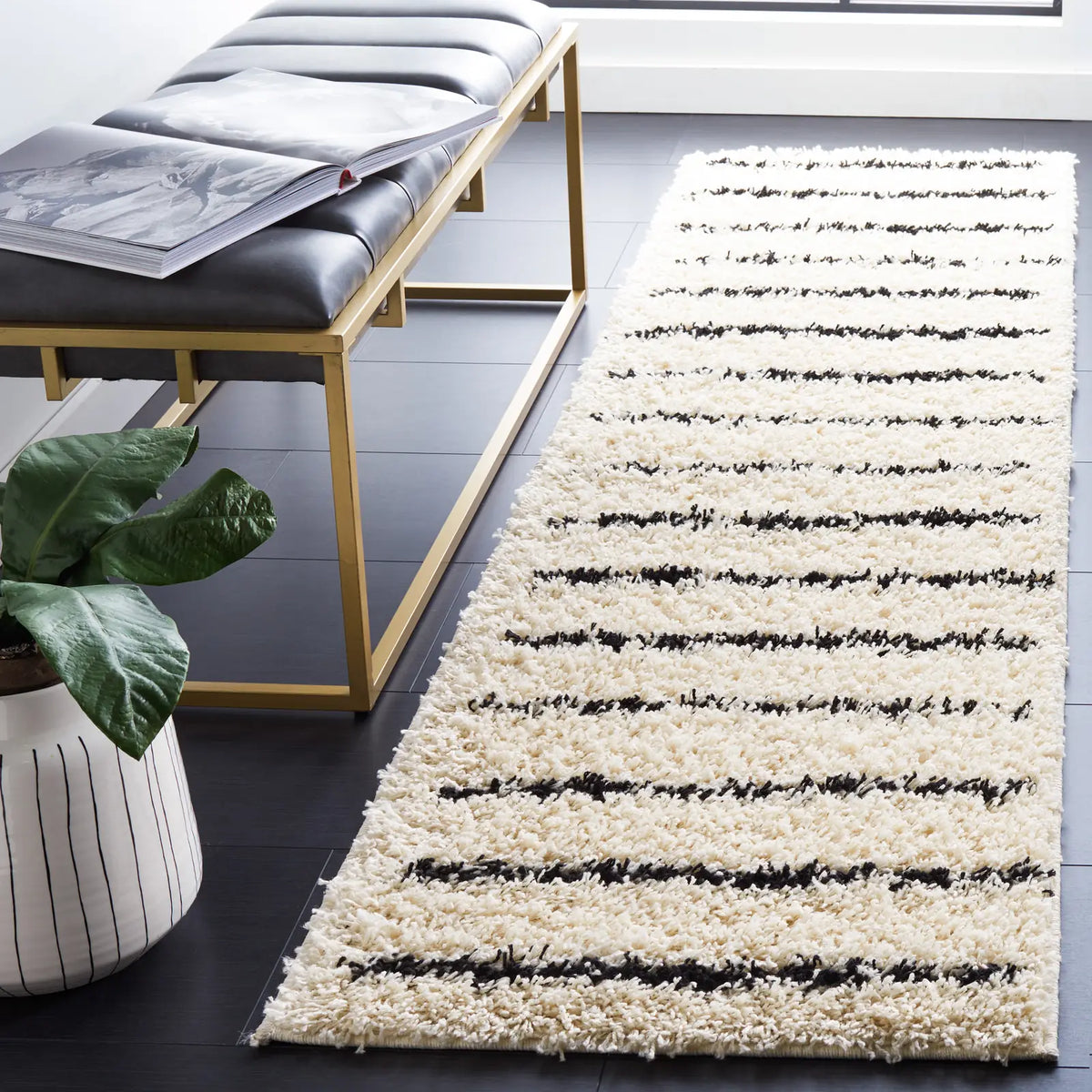 Safavieh Venus Shag 600 2'-2" x 8'-0" Rug in Ivory / Black
