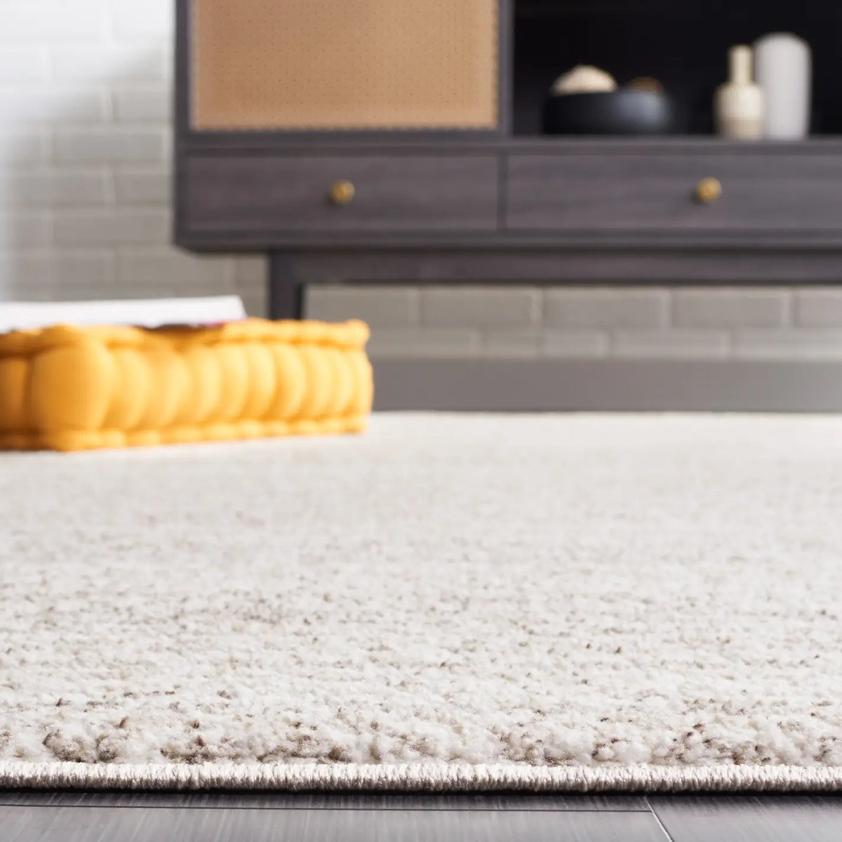 Safavieh Jade 100 4'-0" x 6'-0" Rug in Beige / Ivory
