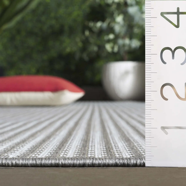 Safavieh Terrace 800 4'-0" x 6'-0" Rug in Grey / Ivory