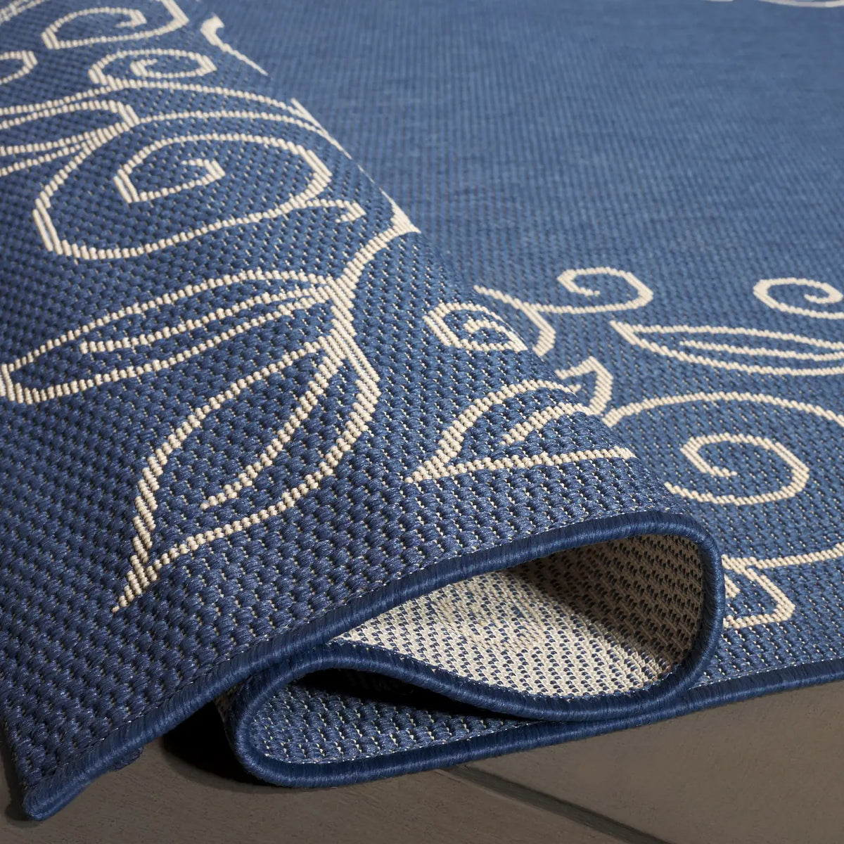Safavieh Courtyard 4'-0" x 5'-7" Rug in Blue / Beige