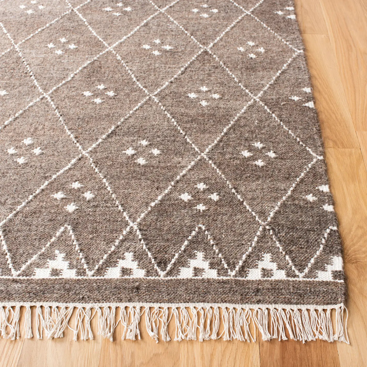 Safavieh Natural Kilim 5'-0" x 8'-0" Rug in Brown / Ivory