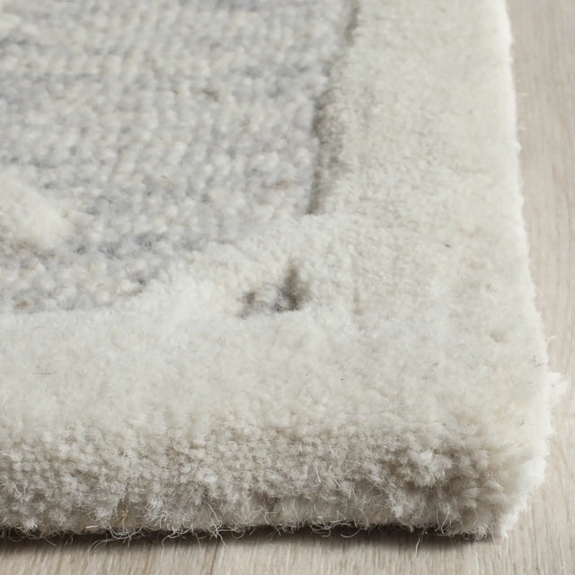 Safavieh Cambridge 4'-0" x 6'-0" Rug in Light Grey / Ivory