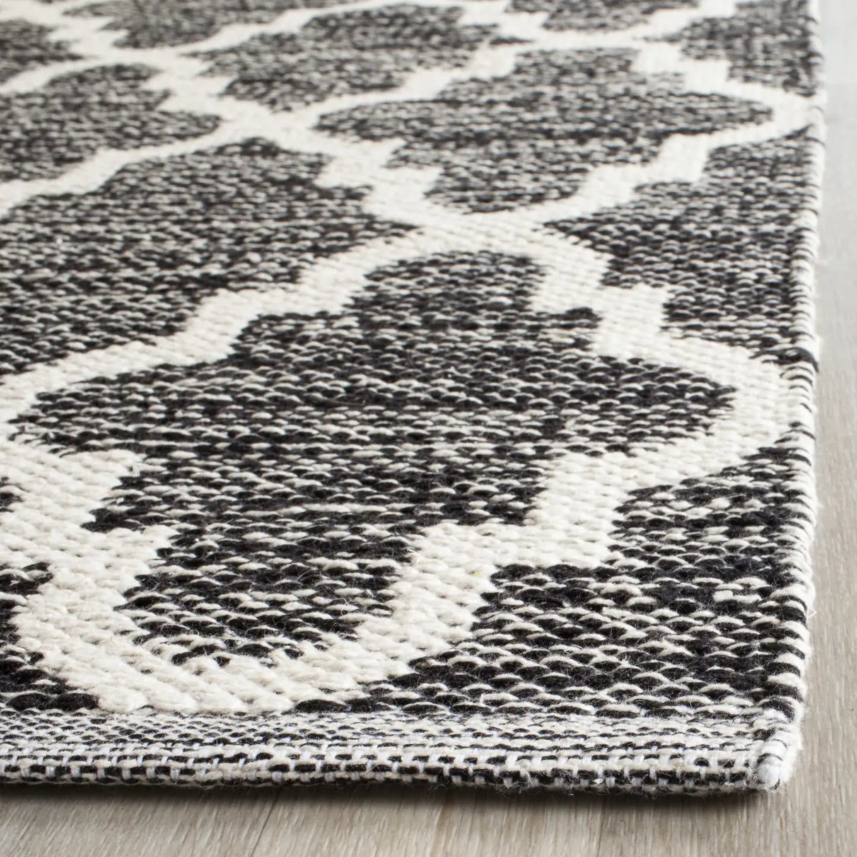 Safavieh Montauk 2'-3" x 11'-0" Rug in Black / Ivory