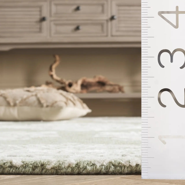 Safavieh Glamour 4'-0" x 6'-0" Rug in Sage / Ivory