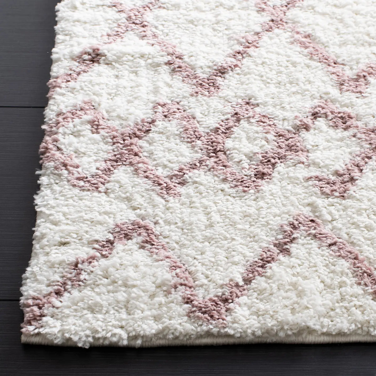 Safavieh Berber Shag 4'-0" x 6'-0" Rug in Ivory / Light Rose