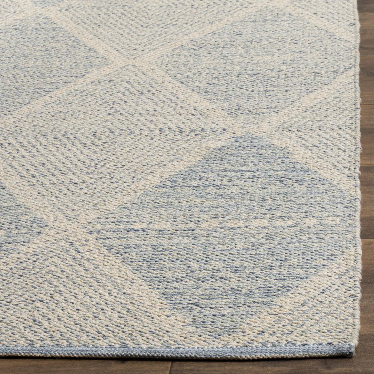 Safavieh Montauk 4'-0" x 6'-0" Rug in Light Blue