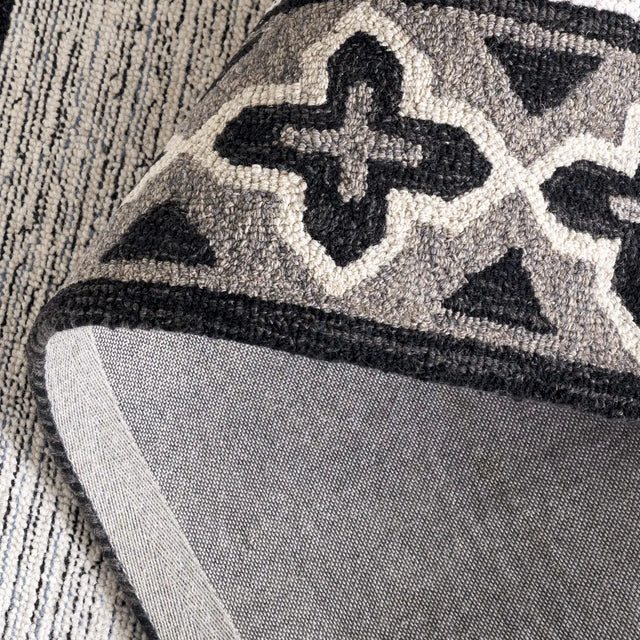 Safavieh Pine 4'-0" x 6'-0" Rug in Charcoal / Ivory