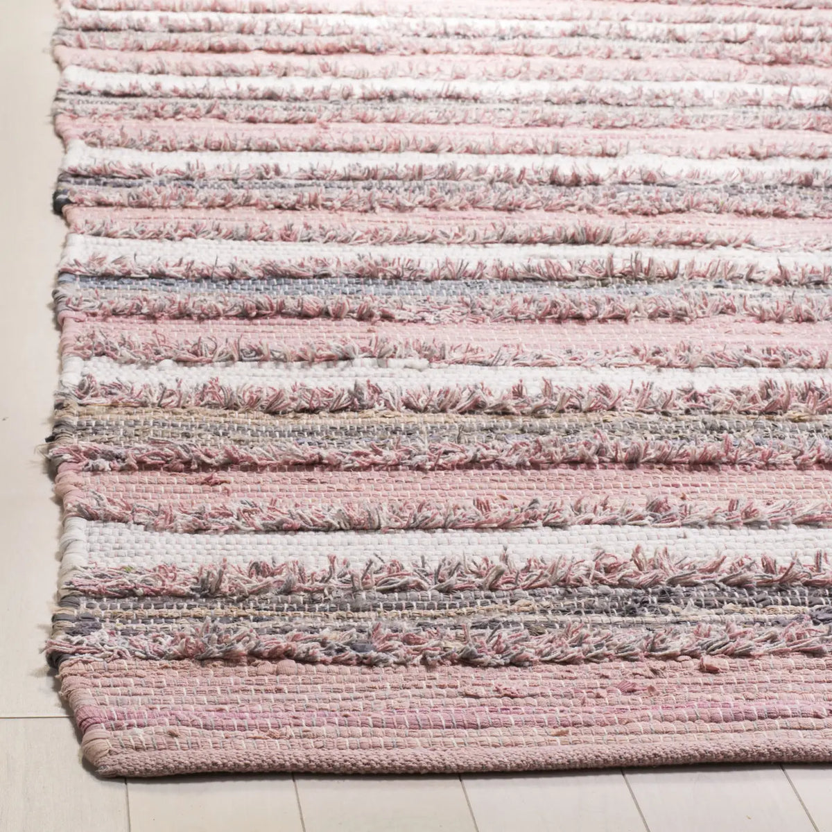 Safavieh Montauk 5'-0" x 8'-0" Rug in Pink / Multi