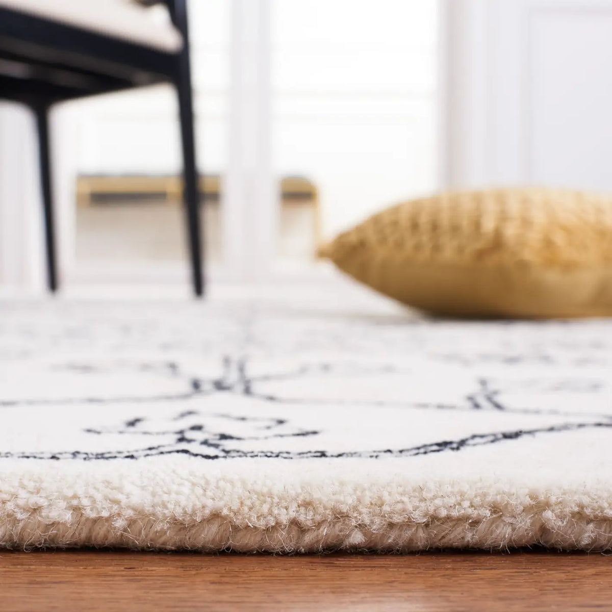 Safavieh Jardin 4'-0" x 6'-0" Rug in Ivory / Black