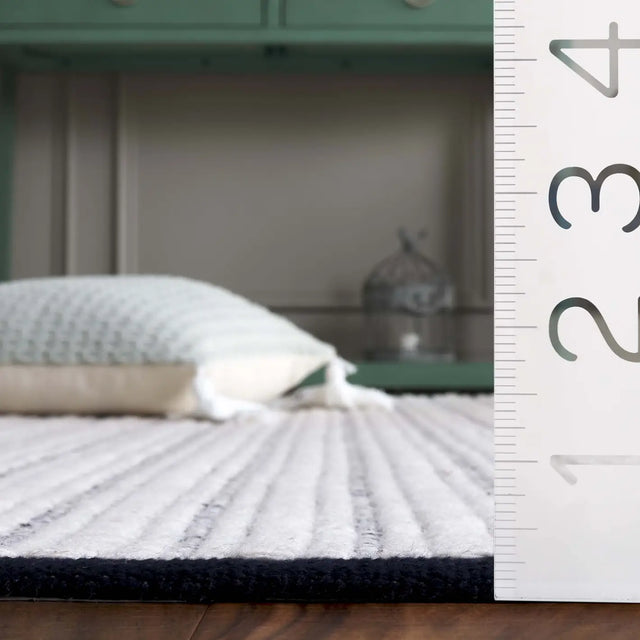 Safavieh Vermont 4'-0" x 6'-0" Rug in Navy / Ivory