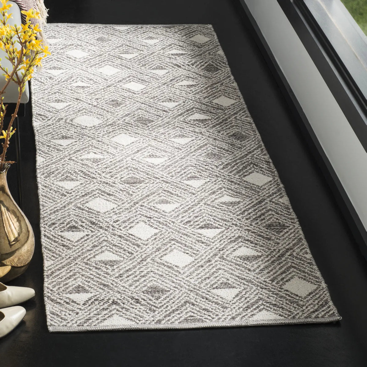 Safavieh Montauk 2'-3" x 7'-0" Rug in Charcoal / Ivory