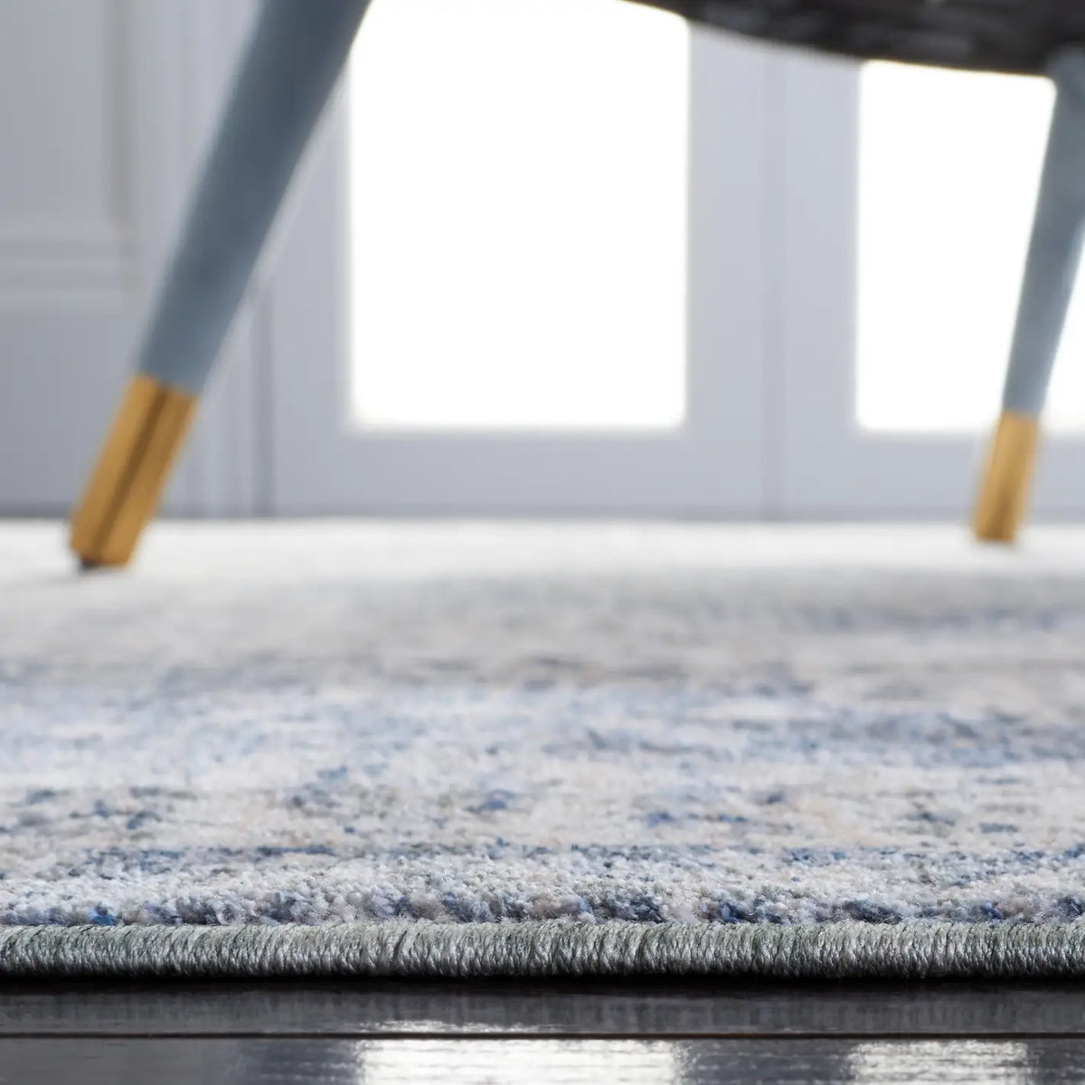 Safavieh Winston 4'-0" x 6'-0" Rug in Blue / Creme