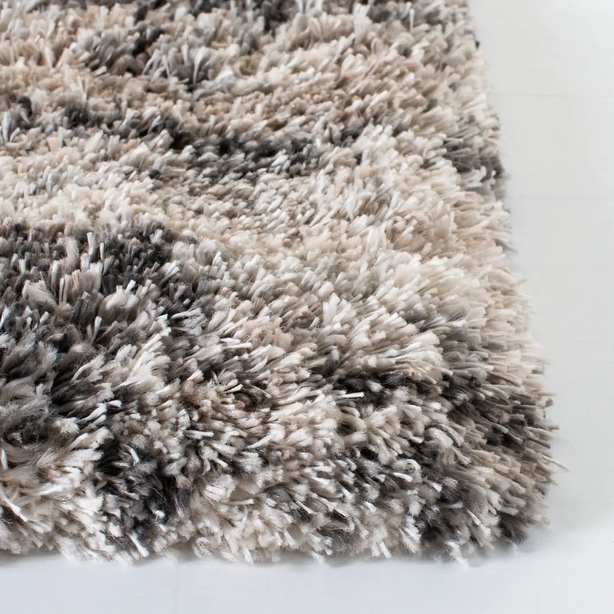 Safavieh Iceland Shag 4'-0" x 6'-0" Rug in Cream / Grey