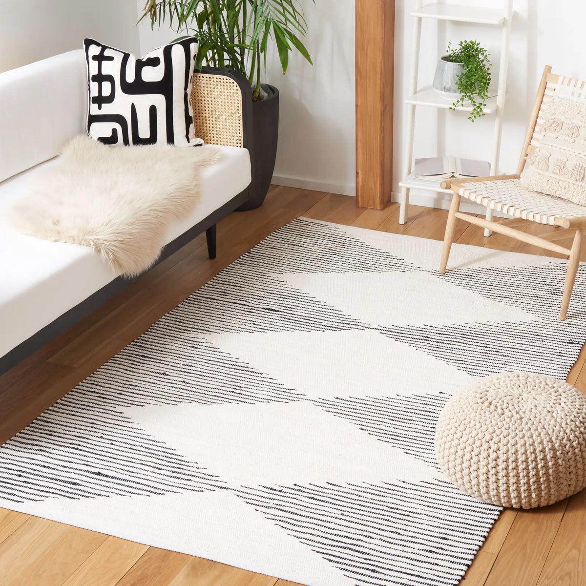 Safavieh Kilim 4'-0" x 6'-0" Rug in Navy / Ivory