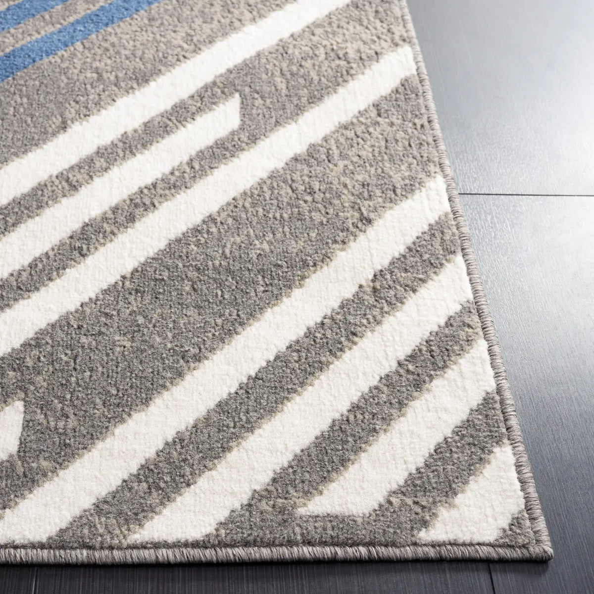 Safavieh Pyramid 4'-5" x 6'-5" Rug in Grey / Blue Ivory