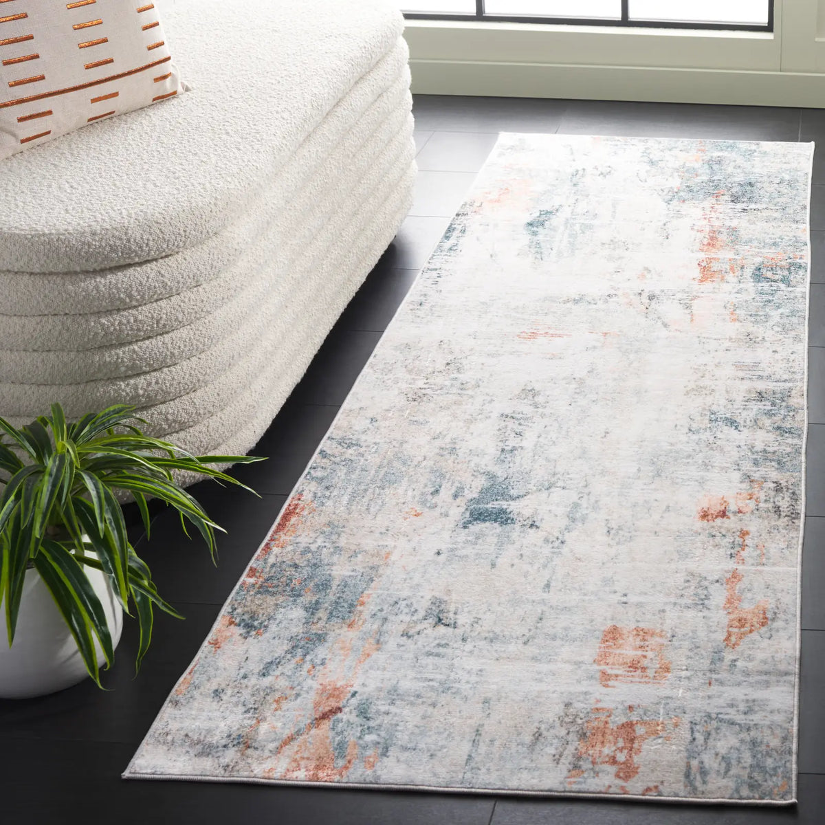 Safavieh Santa Monica 2'-6" x 8'-0" Rug in Ivory / Green