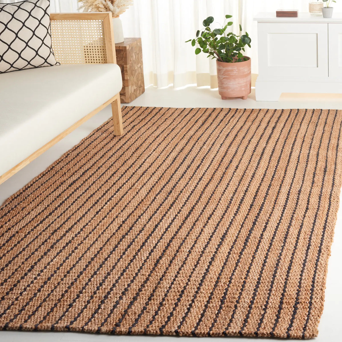 Safavieh Palm Beach 4'-0" x 6'-0" Rug in Natural / Black