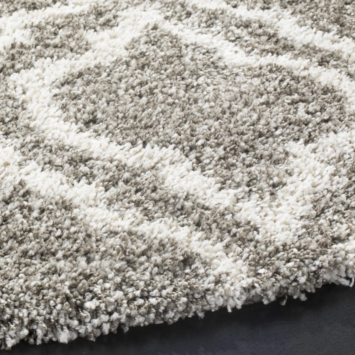 Safavieh Hudson Shag 5'-3" x 5'-3" Rug in Grey / Ivory
