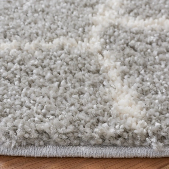 Safavieh Berber Shag 5'-1" x 5'-1" Rug in Light Grey / Cream