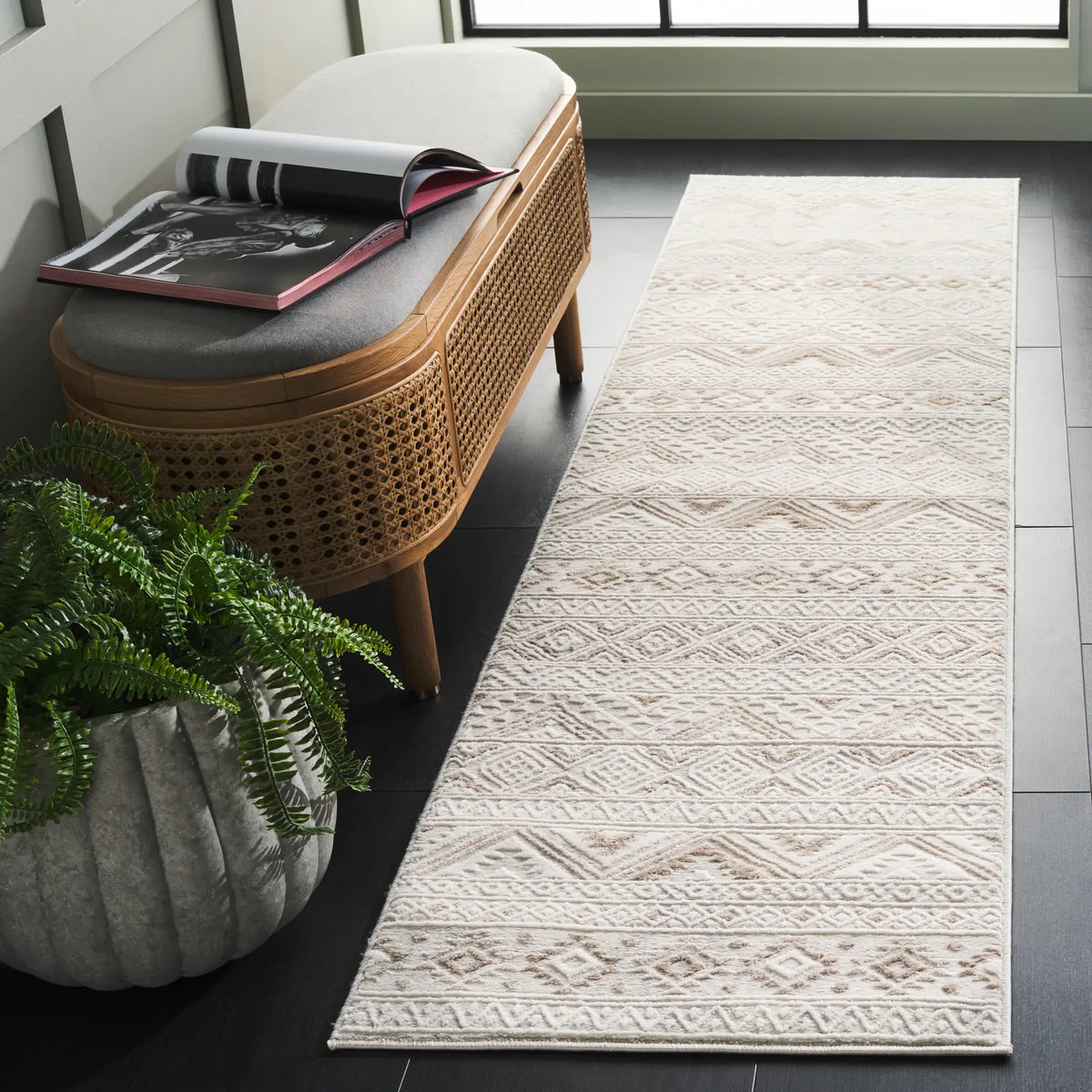 Safavieh Hanna 2'-0" x 8'-0" Rug in Ivory / Beige
