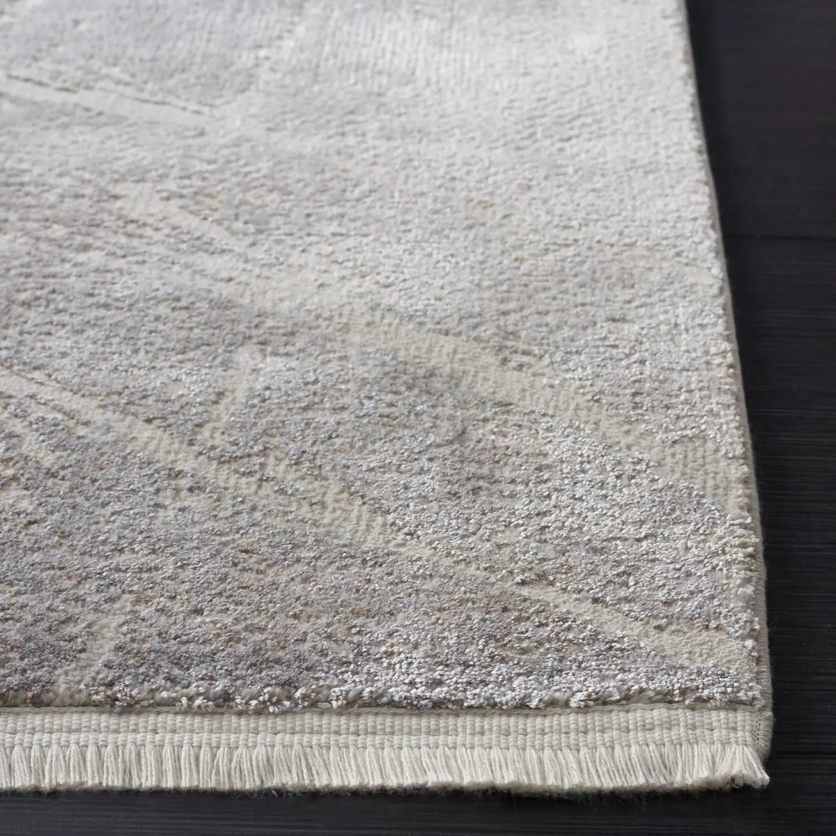 Safavieh Platinum 4'-0" x 6'-0" Rug in Grey / Light Grey