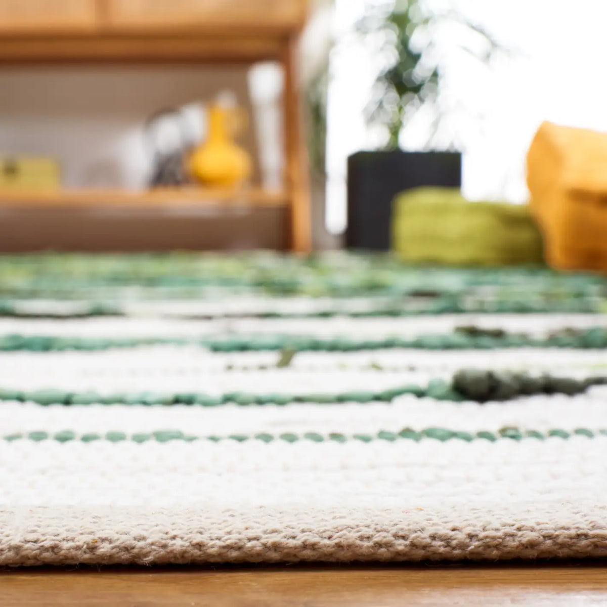 Safavieh Montauk 4'-0" x 6'-0" Rug in Green / Ivory