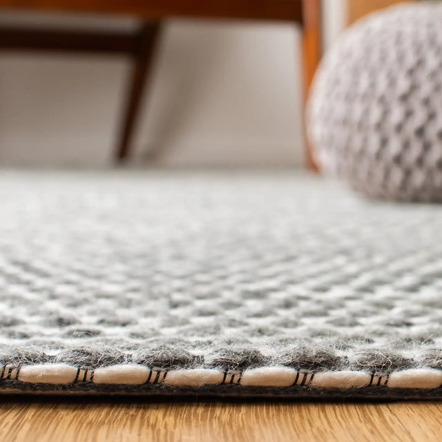 Safavieh Marbella 4'-0" x 6'-0" Rug in Charcoal / Ivory