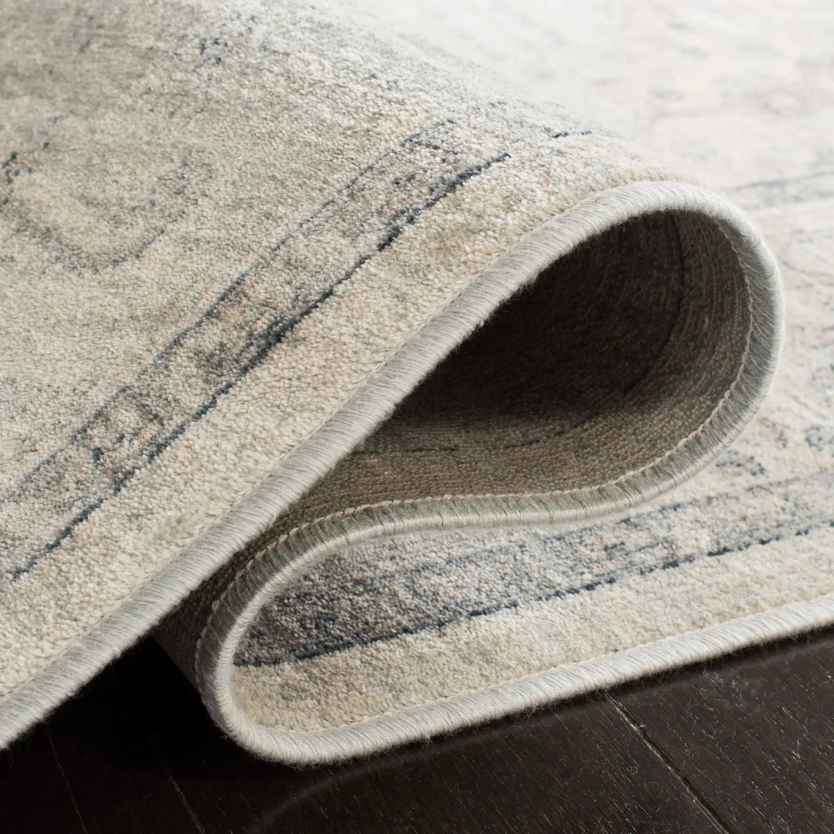 Safavieh Vintage 5'-3" x 7'-6" Rug in Light Blue
