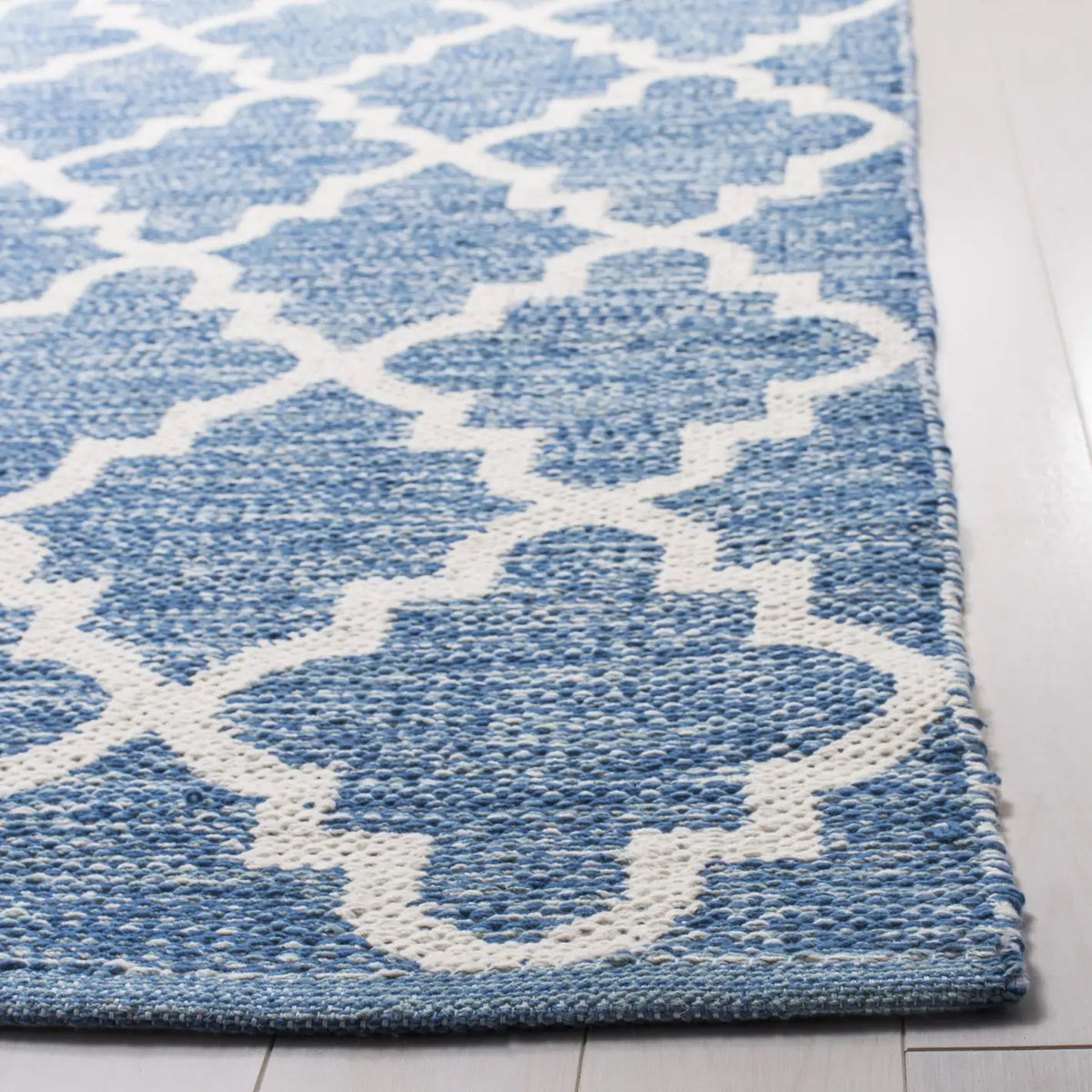 Safavieh Montauk 5'-0" x 8'-0" Rug in Blue / Ivory