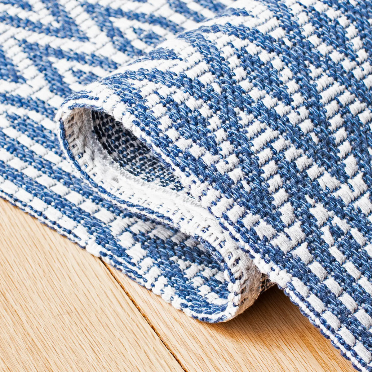 Safavieh Augustine 4'-0" x 6'-0" Rug in Navy / Light Grey
