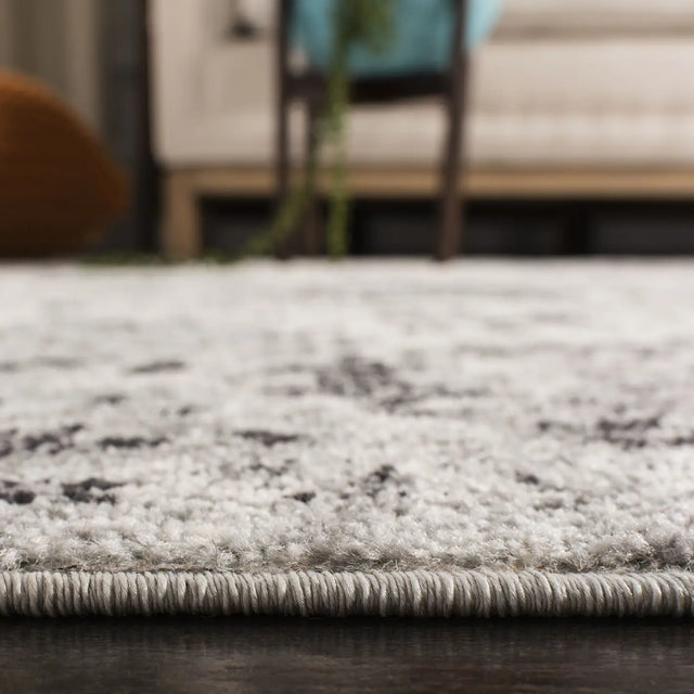 Safavieh Madison 4'-0" x 6'-0" Rug in Silver / Grey