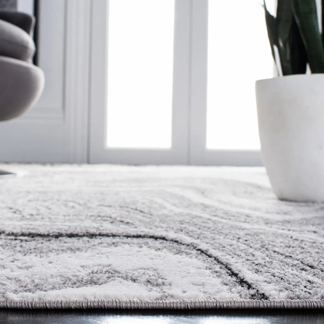 Safavieh Amelia 4'-5" x 6'-5" Rug in Light Grey / Ivory
