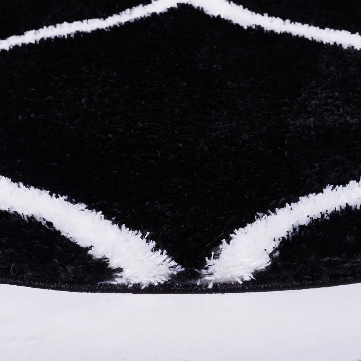 Safavieh Tahoe Shag 6'-7" x 6'-7" Rug in Black / White