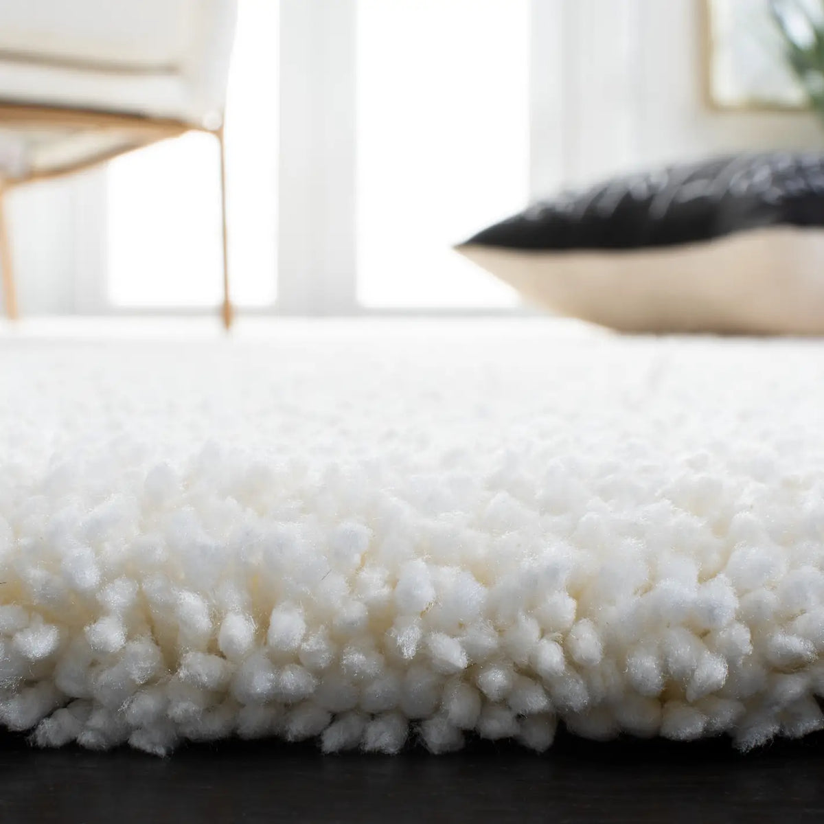 Safavieh Ultimate Shag 4'-0" x 6'-0" Rug in Ivory