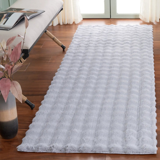 Safavieh Faux Rabbit Bubble 100 2'-6" x 8'-0" Rug in Grey