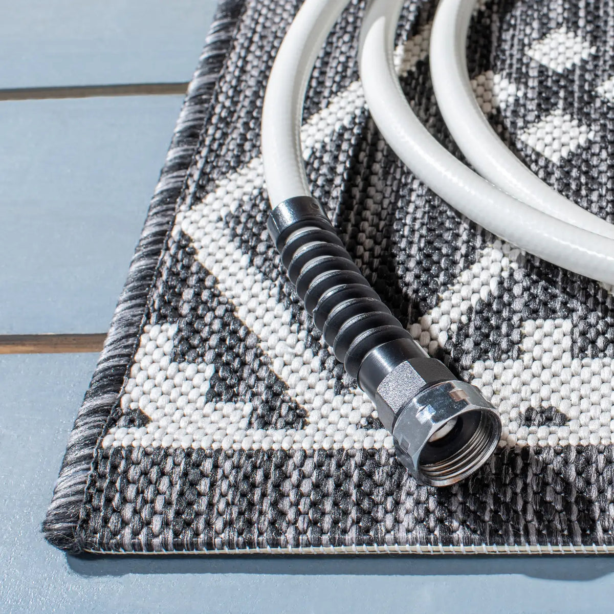 Safavieh Courtyard 4'-0" x 5'-7" Rug in Black / Ivory