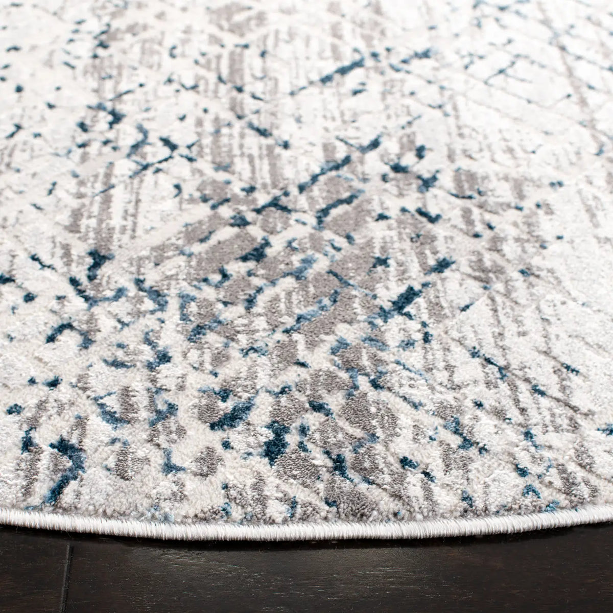 Safavieh Amalfi 6'-7" x 6'-7" Rug in Cream / Navy