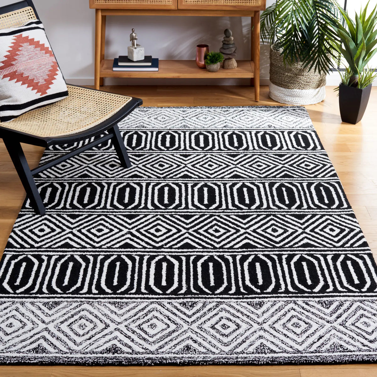 Safavieh Capri 4'-0" x 6'-0" Rug in Ivory / Black