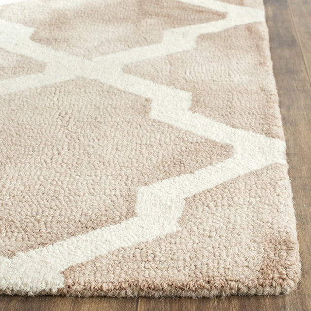 Safavieh Dip Dye 4'-0" x 6'-0" Rug in Beige / Ivory
