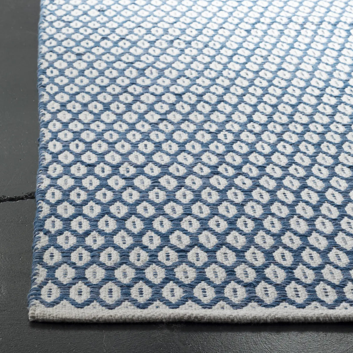 Safavieh Montauk 4'-0" x 6'-0" Rug in Blue / Ivory