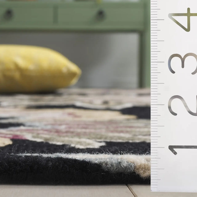 Safavieh Blossom 4'-0" x 6'-0" Rug in Black / Sage